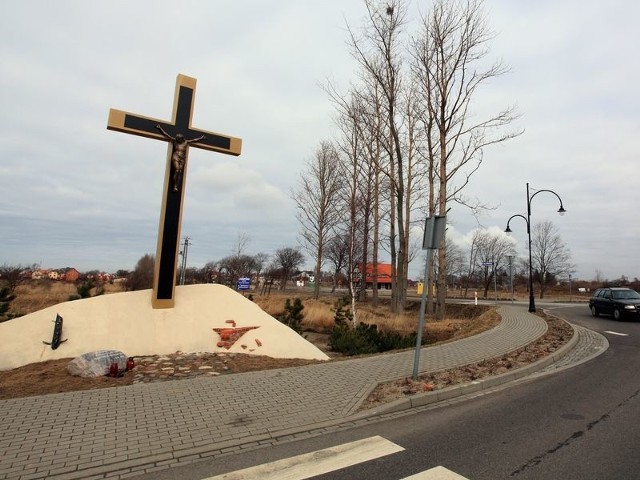 Krzyż oblatów przy wjeździe do Łeby stoi od ubiegłego roku. Ma sześć metrów wysokości.