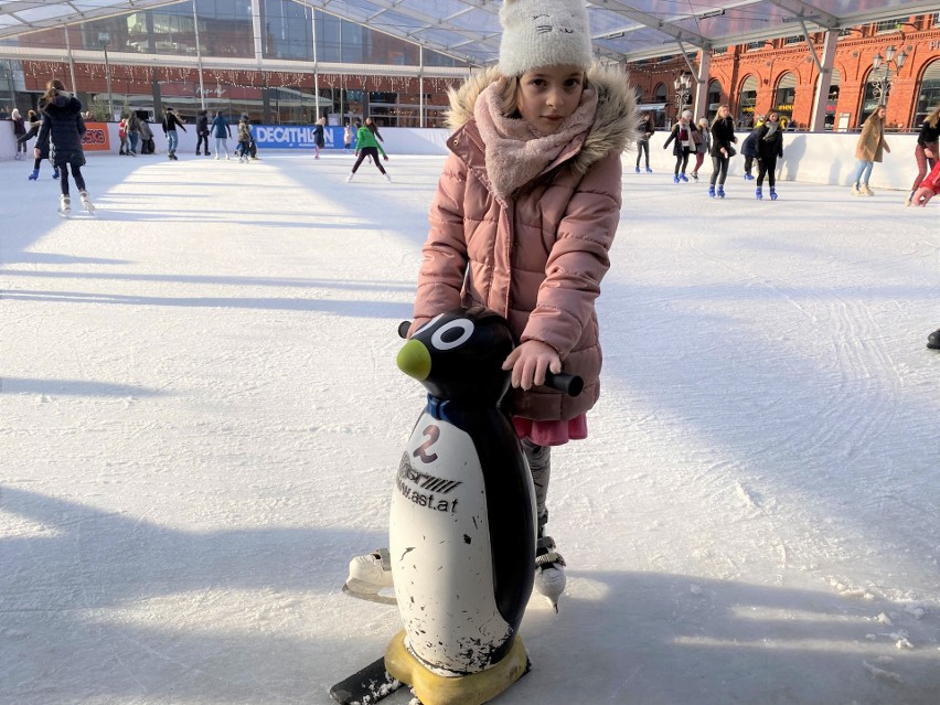 8- letnia Amelia w towarzystwie ,,pingwinka” stawiała...