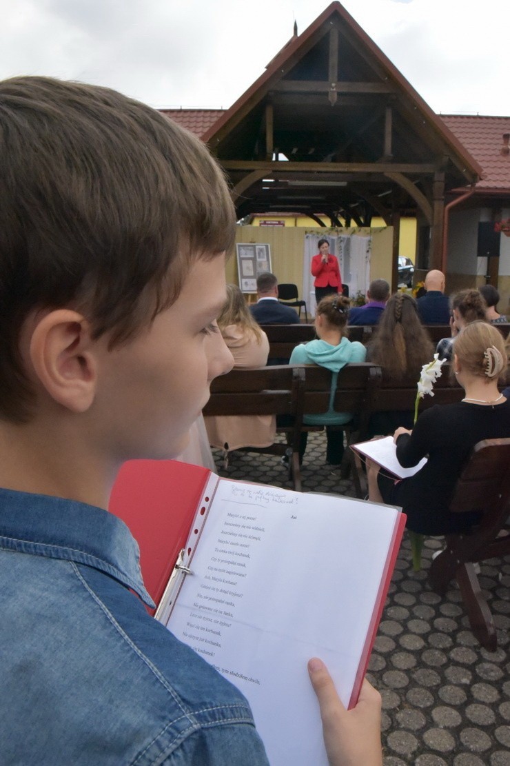 "Ballady i romanse" na Rynku w Baranowie Sandomierskim. Mieszkańcy i goście wspólnie czytali lekturę Narodowego Czytania 2022