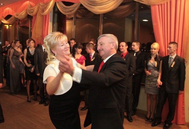 Starosta Kielecki Zdzisław Wrzałka w widowiskowym tańcu z dyrektor Ireną Marcisz.