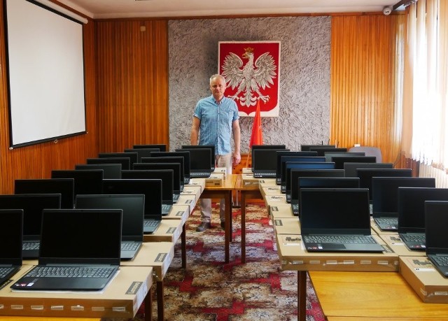 Burmistrz Zaklikowa  Dariusz Toczyski w sali obraz Rady Miejskiej, gdzie trzymane są zakupione komputery