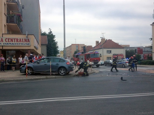 W Koszalinie na skrzyżowaniu ulic Traugutta i Piłsudskiego doszło do wypadku. Zderzyły się dwa samochody osobowe.
