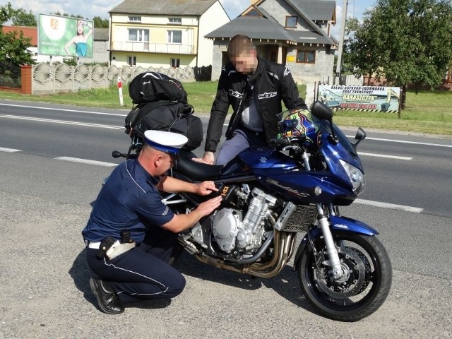 Szydlowieccy policjanci podczas kontroli wręczają motocyklistom materiały dotyczące kampanii "Kieruj się rozsądkiem", wśród nich także naklejki z logo kampanii.