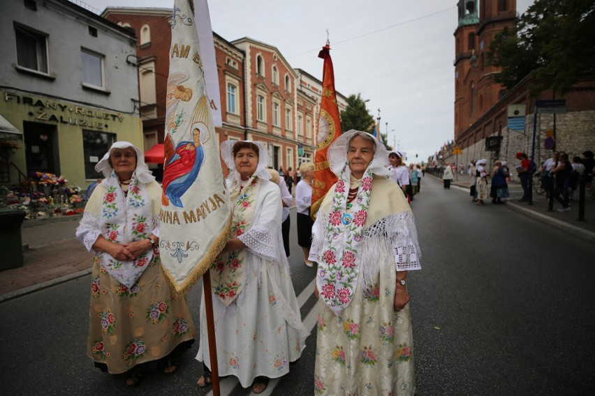 Pielgrzymka kobiet i dziewcząt do Piekar. Prosiły Matkę Boską o zdrowie dla siebie i rodziny ZDJĘCIA