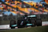 Lewis Hamilton najszybszy podczas piątkowych treningów. Zaskakująca strata Red Bulla