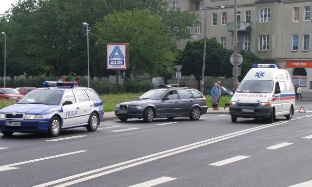 Policja ma wyjaśnić, czy BMW do potrącenia kobiety doszło na pasach czy może tuż obok nich.