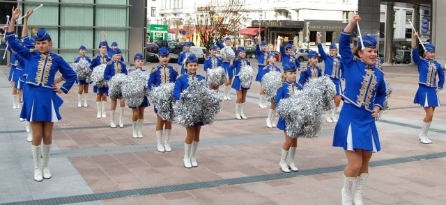 Katarzyna Kałwa poprowadziła pokaz paradny skalbmierskich mażoretek na Placu Luksemburskim w Brukseli.