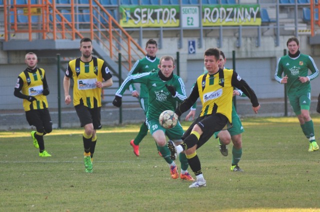Jedynego gola w meczu Siarki Tarnobrzeg z FK Gorodeya zdobył pomocnik tarnobrzeżan, Marcin Stromecki (z piłką).