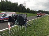 Tarnów. Poważny wypadek na obwodnicy. BMW przebiło bariery i dachowało na DK 94. Strażacy sprzątają rozrzucone części samochodu [ZDJĘCIA]