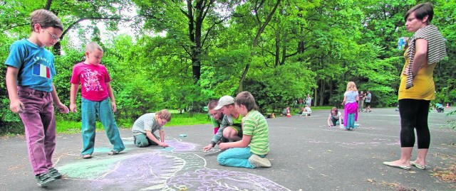 Dzieci, które uczęszczają na zajęcia wakacyjne organizowane przez szkoły, nie mogą narzekać. Mają dużo zabawy.