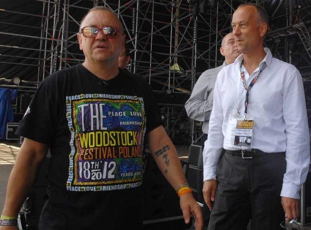 Wojewoda Marcin Jabłoński i Jurek Owsiak na scenie 18. Przystanku Woodstock