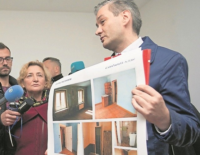 Pierwsze wyremontowane mieszkania za rządowe pieniądze prezydent Biedroń prezentował dziennikarzom osobiście.
