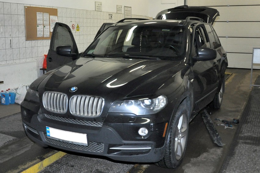 Narkotyki ukryte były w prograch luksusowych BMW.