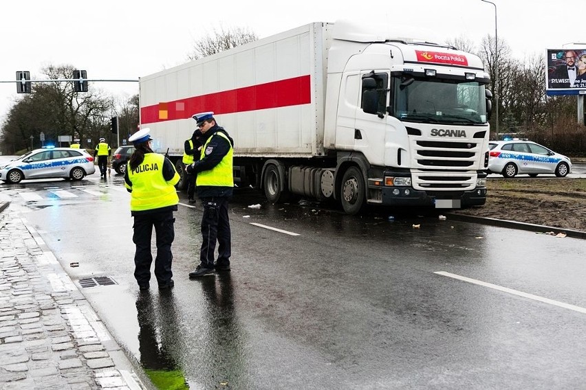 Wypadek na ul. 26 kwietnia. Ciężarówka potrąciła pieszą. Kobieta zmarła w szpitalu [ZDJĘCIA]