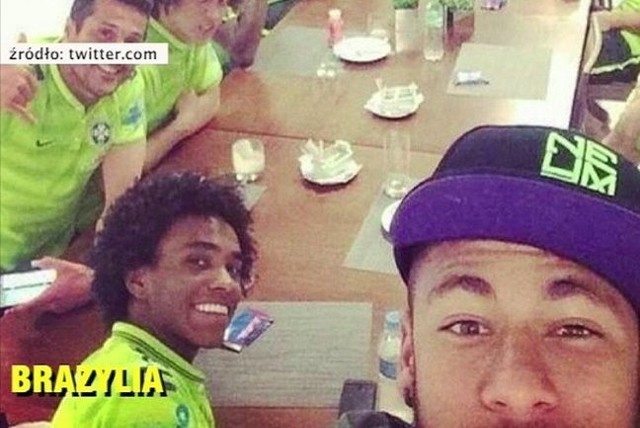 Selfie Neymara i jego kolegów z drużyny (fot. Agencja TVN/x-news)