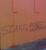 Graffiti w nietypowym stylu. Szanuj policję