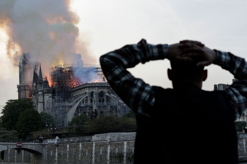 Francja: Pożar katedry Notre Dame w Paryżu NA ŻYWO [ZDJĘCIA Z WNĘTRZA] Spłonął dach katedry ZNISZCZENIA Katedra zostanie odbudowana