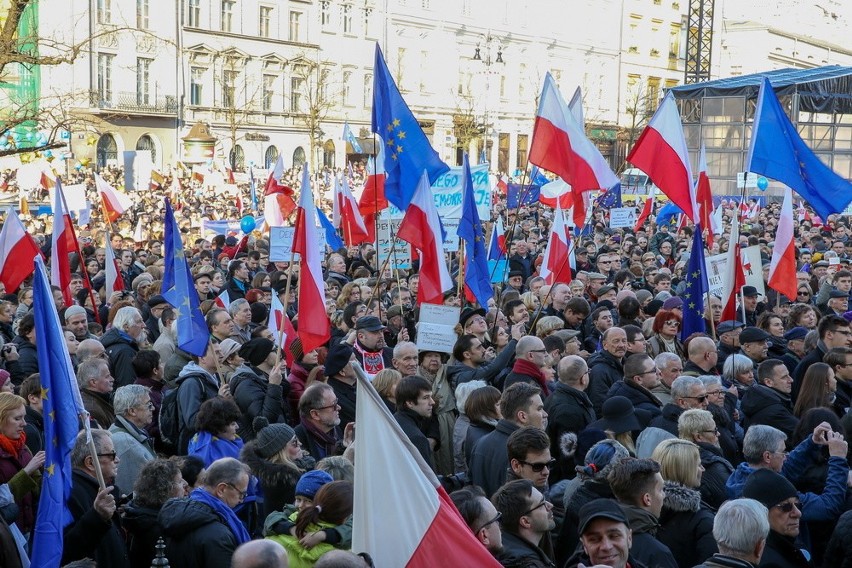 Kraków. Obrońcy demokracji wyszli na Rynek [ZDJĘCIA, WIDEO]