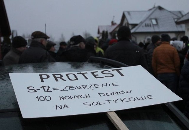 W grudniu mieszkańcy Sołtykowa protestowali przeciwko wariantowi trzeciemu trasy S12.