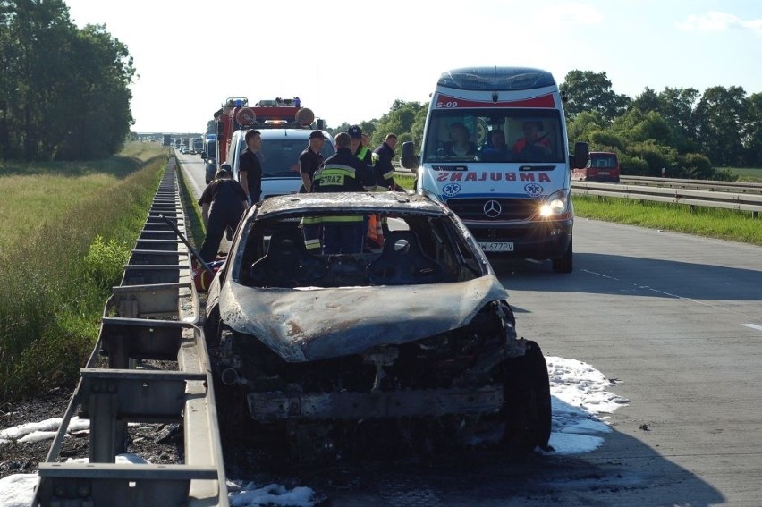 Dwa wypadki na A4: Spłonął samochód, inny dachował. Cztery osoby ranne (ZDJĘCIA) 