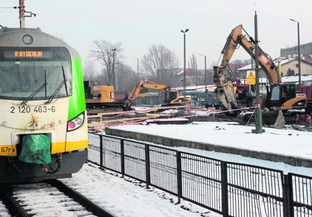 Zdemontowana sieć trakcyjna nad modernizowanymi torami, rozebrany peron i tory - PKP Polskie Linie Kolejowe prowadzą roboty na stacji w Radomiu. Na placu budowy pracuje kilkanaście maszyn.