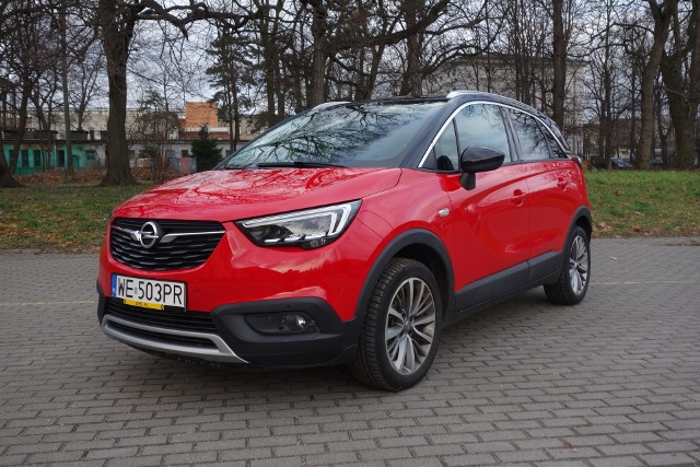 Opel Crossland XGdyby ustawić w kolejności crossovery i SUV-y marki Opel to, od najmniejszego byłaby ona następująca: Crossland X, Mokka X i Grandland X. Mimo, iż dwa pierwsze są prawie tej samej wielkości (Mokka X minimalnie dłuższa) to jednak to trochę różne auta, chociażby ze względu na to, że jest wersja 4 x 4 Mokki, a Crosslanda już nie.fot. Ryszard M. Perczak