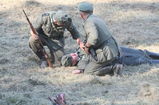 Funkcjonariusze Gestapo upewniają się, że Zbigniew Kruszelnicki "Wilk&#8221; nie żyje.