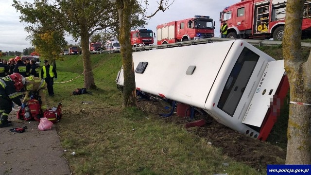 Wopławki: Wypadek autobusu z dziećmi przed Kętrzynem. Kobieta wyprzedzała ciągnik. 18 osób poszkodowanych