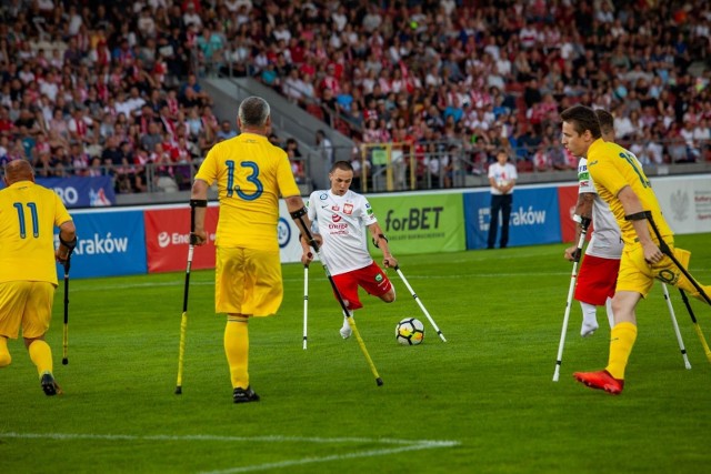 Krystian Kapłon (przy piłce) w niedzielnym meczu Polska - Ukraina