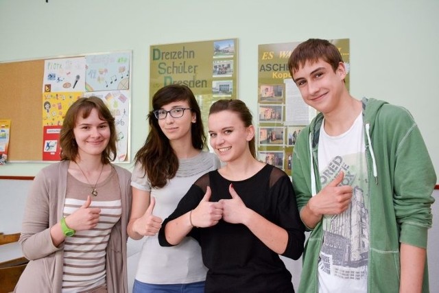 Niemiecki jest świetny, otwiera nam okno na świat &#8211; mówią stypendyści z II Liceum Ogólnokształcącego w Białymstoku. Od lewej: Paulina Gierejko, Iza Drozdowska, Małgosia Denysiuk i Filip Twardzik. W wakacje spędzą trzy tygodnie w Niemczech.