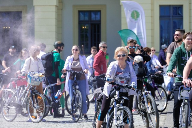 Wsiedli na rowery: i studenci, i wykładowcy Uniwersytetu Medycznego w Białymstoku, i przejechali ulicami miasta. Rowerowy przejazd po zdrowie to już tradycja uczelni. 