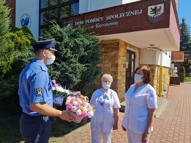 Upominki wykonane przez osadzonych ZK w  Koronowie przekazano w środę 12 maja pielęgniarkom, z okazji Międzynarodowego Dnia Pielęgniarek i Położnych