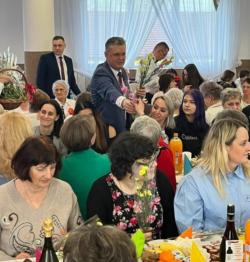 Kwiaty wręczał między innymi Sławomir Kowalczyk, burmistrz...