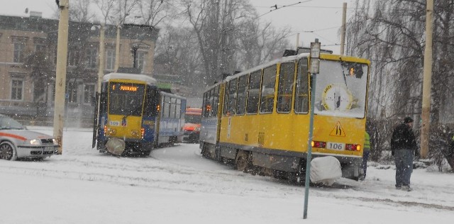 Tramwaje na zaśnieżonych szczecińskich drogach mają problemy techniczne.