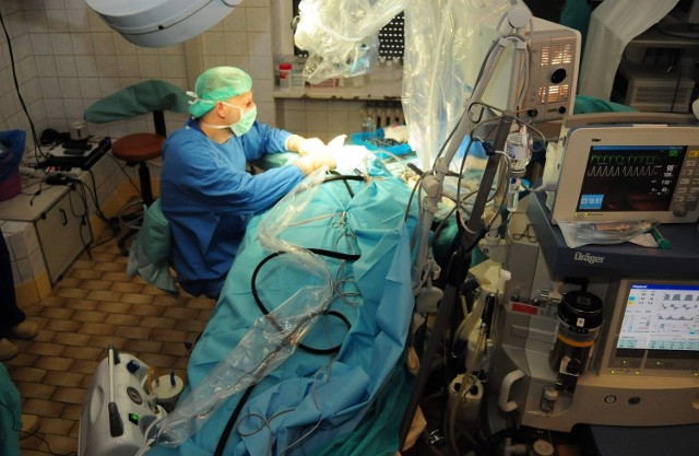 Dr Józef Mierzwiński przeprowadził wczoraj pierwszy w naszym województwie zabieg wszczepienia implantu ślimakowego