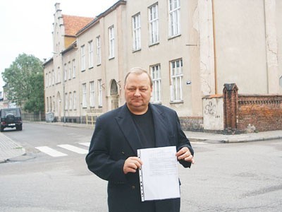 - Gmina napisała w ogłoszeniu, że stojący za mną budynek jest wolny od obciążeń. A tam mieszkają lokatorzy - mówi Kazimierz Witek.