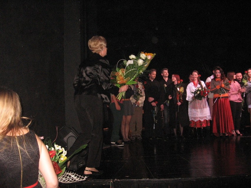 Kwiaty wręczano wszystkim aktorom.