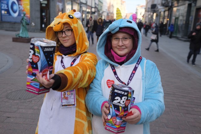 Trwa 28. Finał Wielkiej Orkiestry Świątecznej Pomocy. Od rana w Toruniu można spotkać wolontariuszy, którzy z puszkami przemierzają ulice miasta. W tym w Toruniu działa ich około 800.  Najczęściej młodych ludzi z puszkami i charakterystycznymi serduszkami widać na starówce. Nie brakuje ich jednak również w innych częściach miasta. Zbiórka do puszek na ulicach potrwa do około godziny 20. Zobacz także:28. Finał WOŚP w Toruniu. ProgramNowosciTorun