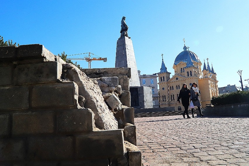 Plac Wolności w coraz większej ruinie a na remont trzeba jeszcze poczekać