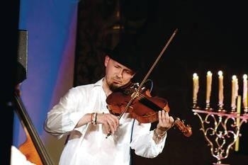 Tomasz Kukurba - altowiolista, także flecista i wokalista Fot. Andrzej Głuc