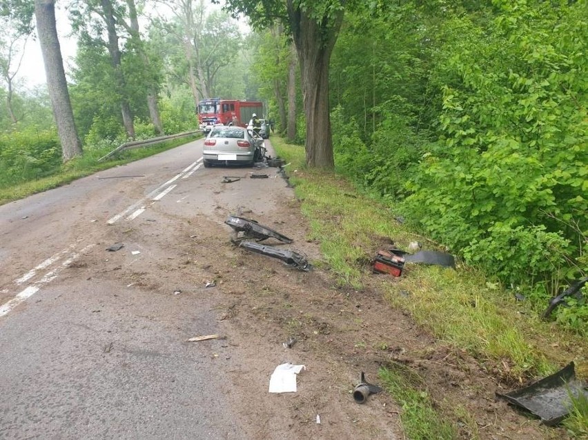 Wypadek na trasie Łętowo - Karczemka Gardkowska w gm. Choczewo 1.06. Samochód uderzył w drzewo. To cud, że kierowca przeżył.