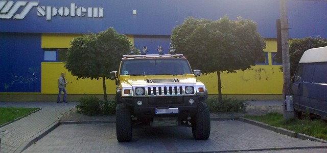 Hummer zajął dwa miejsca parkingowe