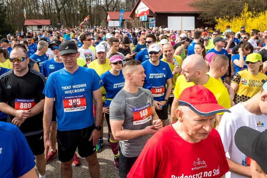 W niedzielę o godzinie 11.00 zawodnicy ruszyli do biegu w...