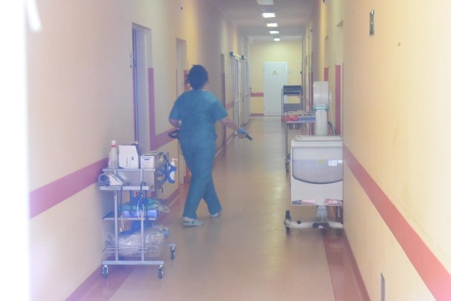 Jak poinformowało biuro prasowe Szpitala Uniwersyteckiego w Zielonej Górze, w czwartek (12 marca) na oddział trafiła pięcioosobowa rodzina, u której zachodziła obawa zakażeniem koronawirusem