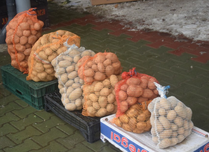 Sobotni targ w Szydłowcu. Dużo handlujących i kupujących. Ceny warzyw i owoców (ZDJĘCIA)