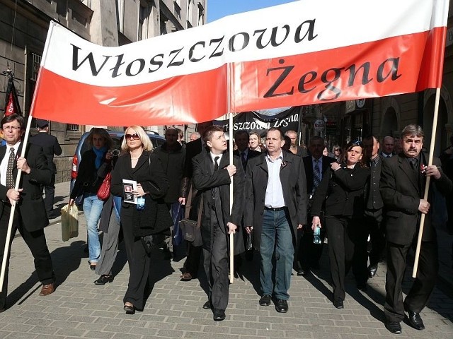 70-osobowa delegacja mieszkańców ziemi włoszczowskiej przyjechała na pogrzeb prezydenckiej pary do Krakowa z dwoma wielkimi transparentami.