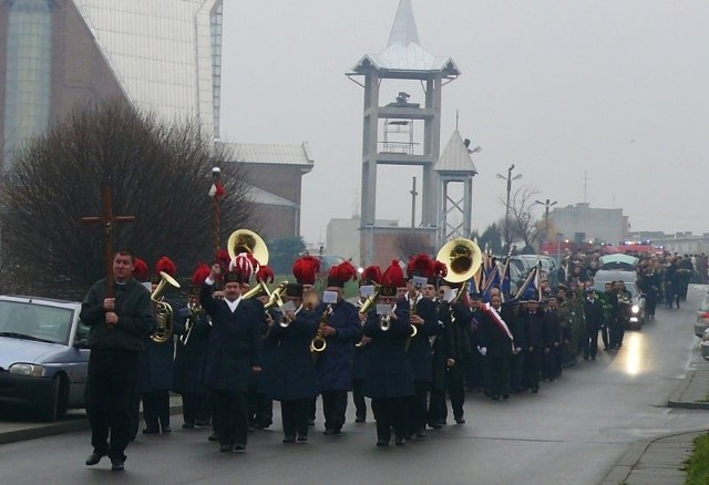 Kondukt pogrzebowy prowadziła Orkiestra Dęta Siarkopolu w Grzybowie. Za nią szły poczty sztandarowe oraz delegacje samorządów gminnych, powiatu oraz instytucji i mieszkańcy Staszowa.