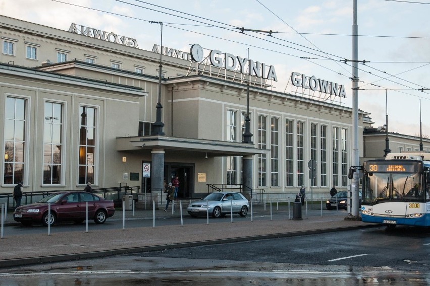Wypadek w Gdyni 6.01.2021. Mężczyzna wpadł pod pociąg na stacji Gdynia Główna