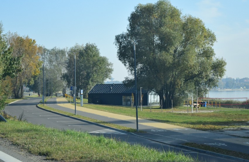 Przy ulicach Żeglarskiej i Plażowej nad Jeziorem...