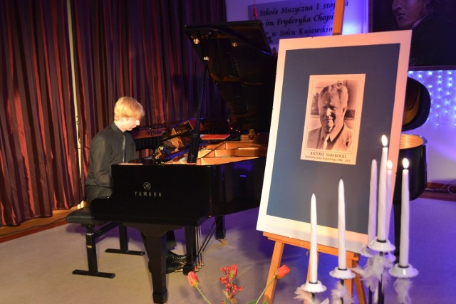 Na początek wystąpił pianista Piotr Nowak  z "Marszem żałobnym&#8221; Chopina. Potem dołączył skrzypek Michał Nowak
